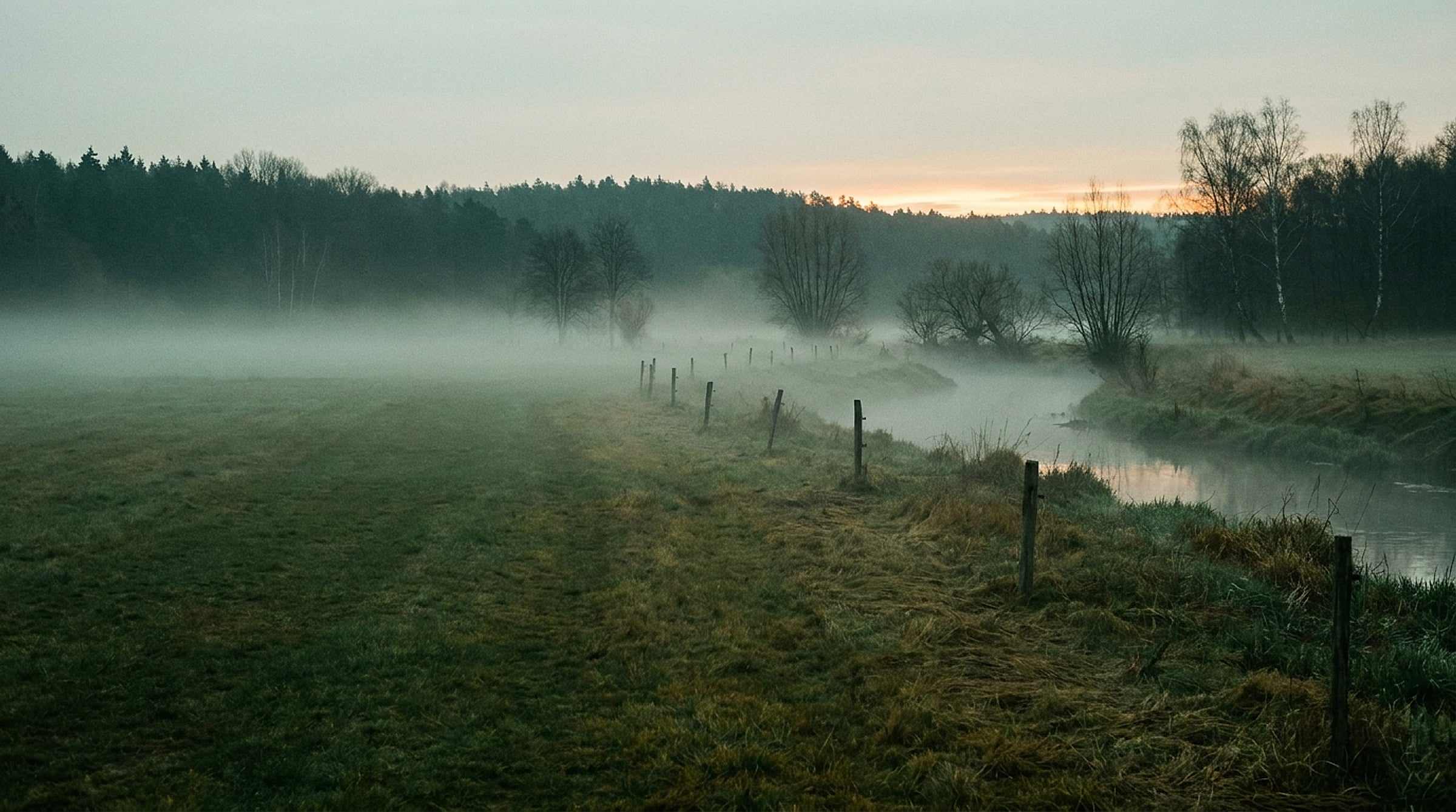 Ranní mlha nad řekou u kempu s očíslovanými stáními